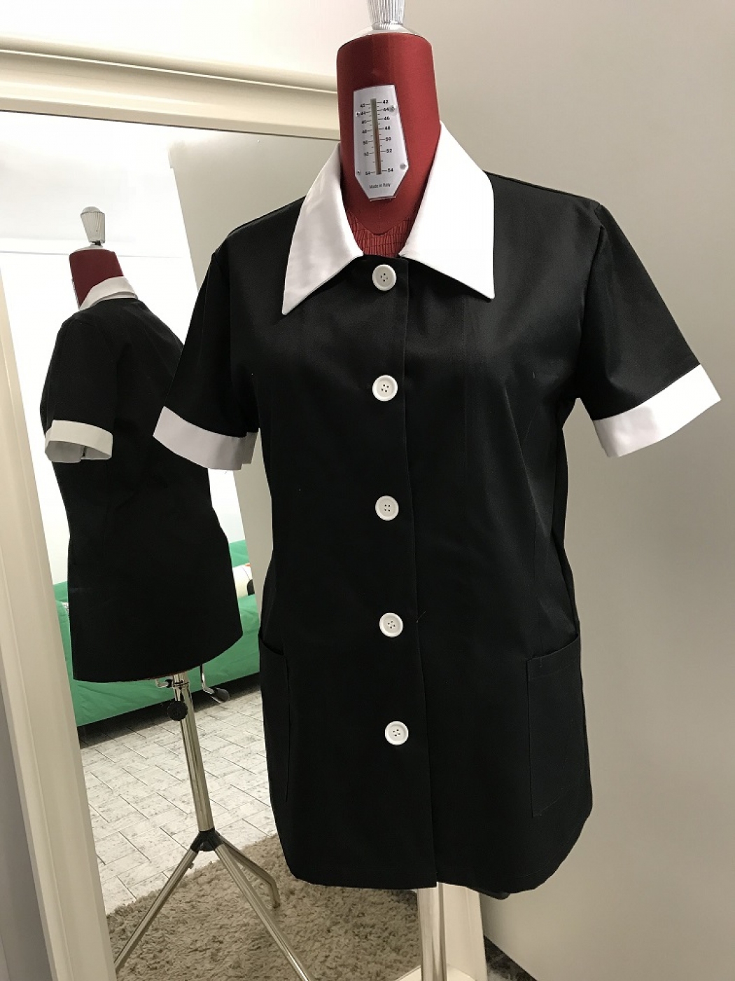 Uniforme curatenie - Halat femei de serviciu si camerista, model scurt cu revere in contrast