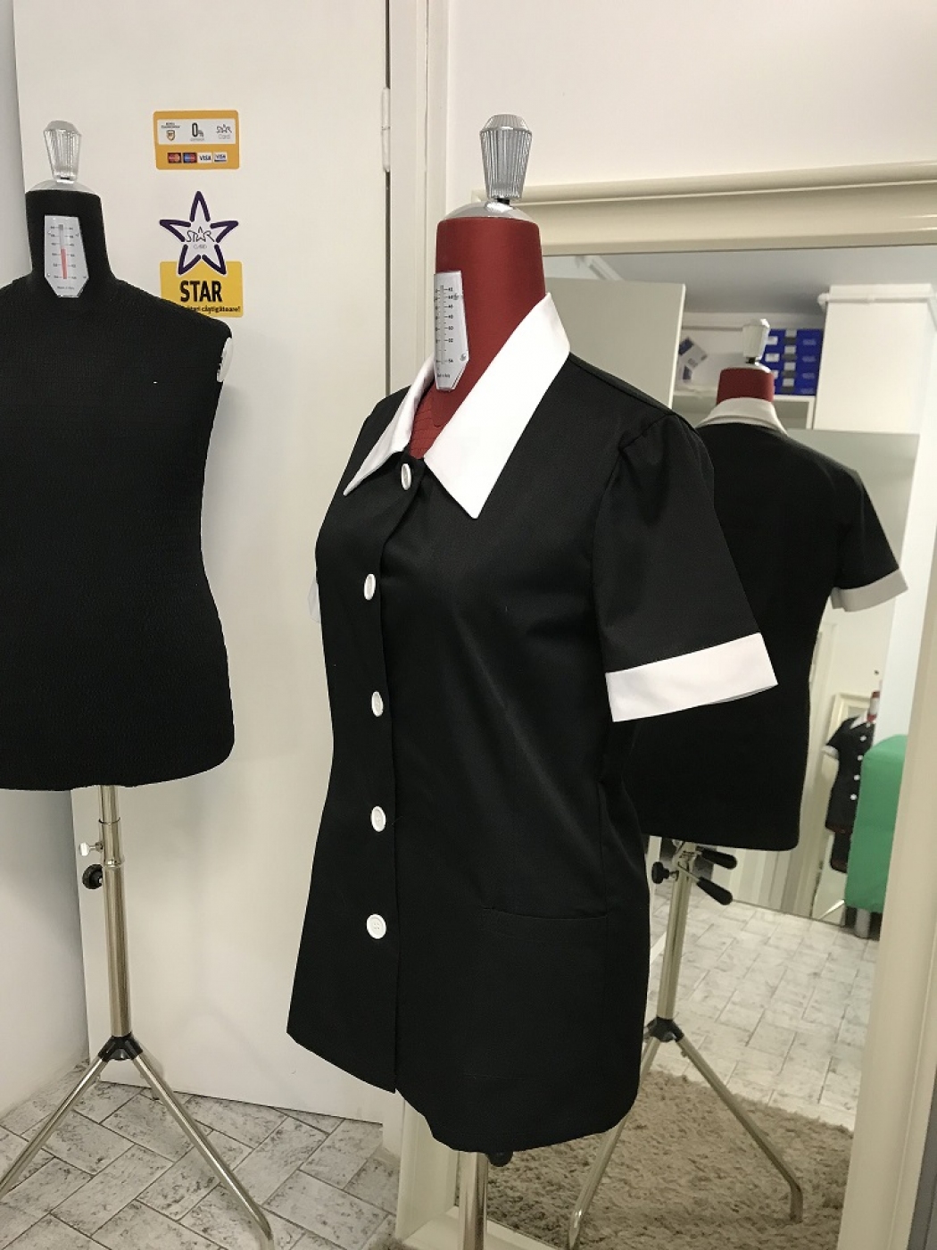 Uniforme curatenie - Halat femei de serviciu si camerista, model scurt cu revere in contrast